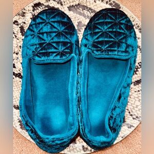 Like-New Isotoner Crushed Velour Memory Foam Slippers Size 6.5-7.5 Plush Quilted
